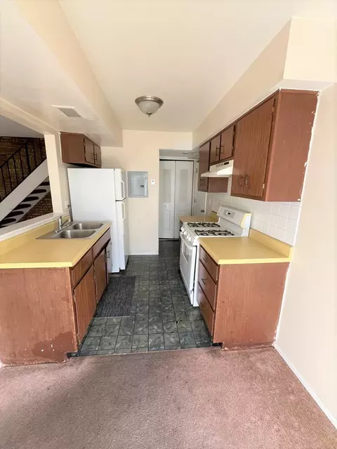 Kitchen - 334 Joan Ct #B, Bartlett, IL 60103 photo 3 of 3