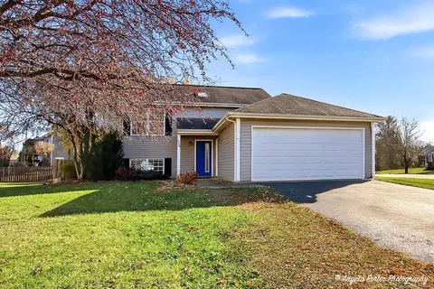 3258 Hale Ln, Island Lake, IL 60042