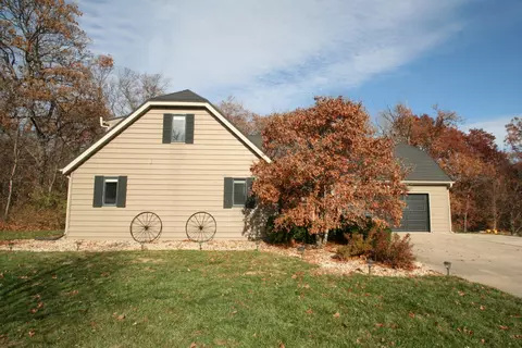 29976 Woodfield Dr, Mackinaw, IL 61755