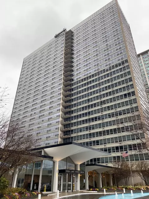 3550 N Lake Shore Dr #924, Chicago, IL 60657