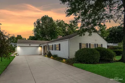 909 S Main St, Wheaton, IL 60189