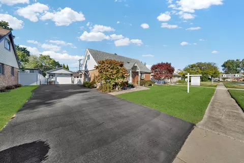 Exterior - 8912 Windsor Ln, Bridgeview, IL 60455 photo 7 of 8