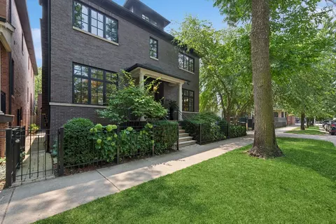 2039 W Berteau Ave, Chicago, IL 60618