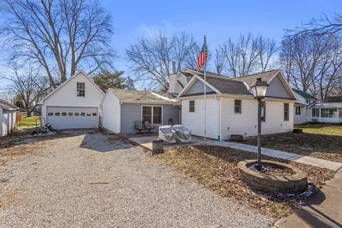 16 N Locust St, Pesotum, IL 61863