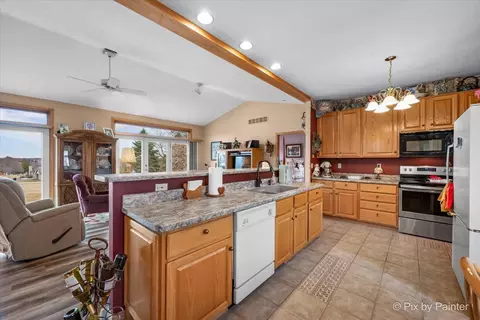 Kitchen - 17-130 Edgewater Dr, Lanark, IL 61046 photo 2 of 3