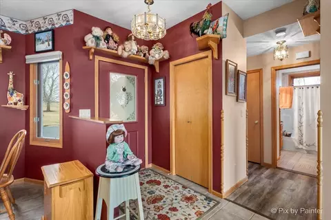 Entry Way - 17-130 Edgewater Dr, Lanark, IL 61046 photo 2 of 3
