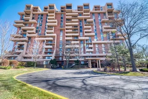 465 W Dominion Dr #1001, Wood Dale, IL 60191