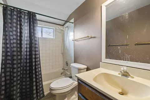 Bath - 391 Cornell Ln, Elgin, IL 60123 photo 2 of 3