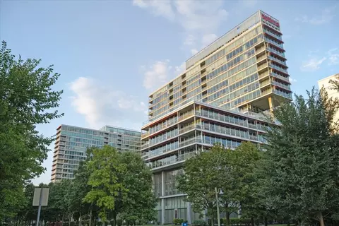 9715 Woods Dr #1110, Skokie, IL 60076