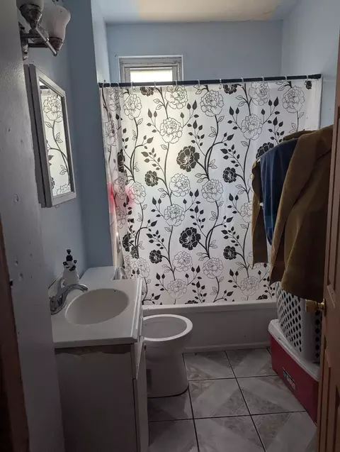 Bath - 7548 W 61st St, Summit, IL 60501 photo 1 of 2