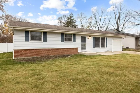 229 Shawnee Dr, Carol Stream, IL 60188
