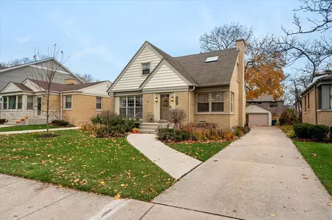 349 E Parkview Ave, Elmhurst, IL 60126