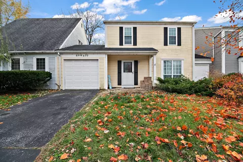 29 W477 Blackthorn Ln, Warrenville, IL 60555