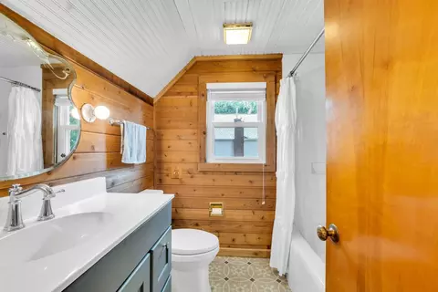 Bath - 4018 Pitzen Rd, Johnsburg, IL 60051 photo 3 of 6