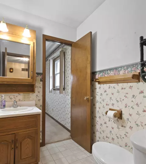 Bath - 3675 Dixon Dr, Morris, IL 60450 photo 1 of 2