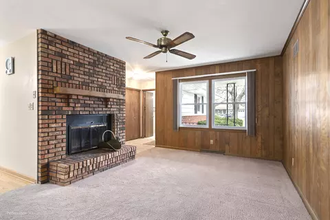 Living - 3675 Dixon Dr, Morris, IL 60450 photo 3 of 6
