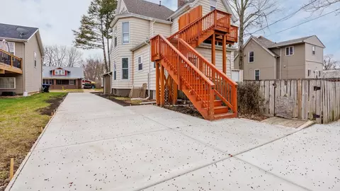 610 E Mulberry St, Bloomington, IL 61701 photo 2