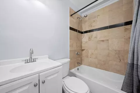 Bath - 1363 E 64th St #1, Chicago, IL 60637 photo 2 of 3