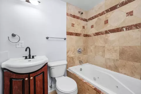 Bath - 1363 E 64th St #1, Chicago, IL 60637 photo 3 of 3