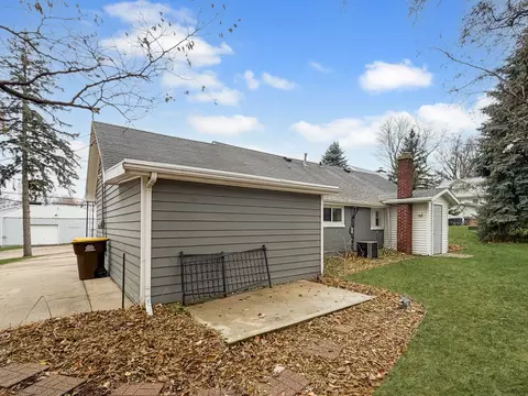108 E South St, Freeport, IL 61032 photo 5