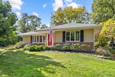 240 Scott Ave, Glen Ellyn, IL 60137