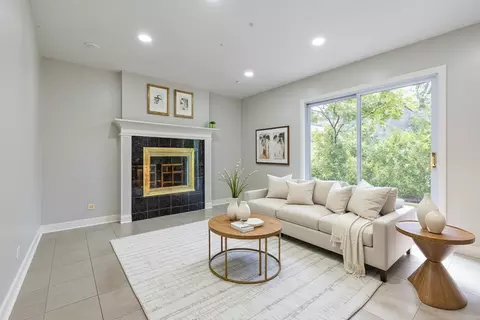 Living - 533 Cherry Ln, Glenview, IL 60025 photo 2 of 6