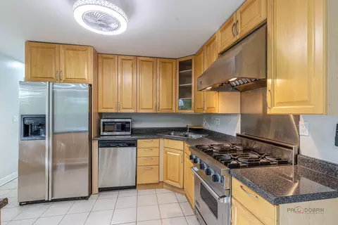 Kitchen - 533 Cherry Ln, Glenview, IL 60025 photo 3 of 7