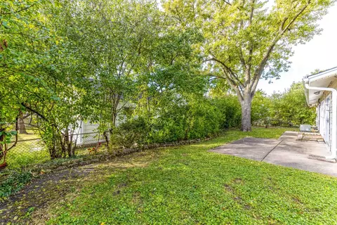 Exterior - 533 Cherry Ln, Glenview, IL 60025 photo 5 of 6