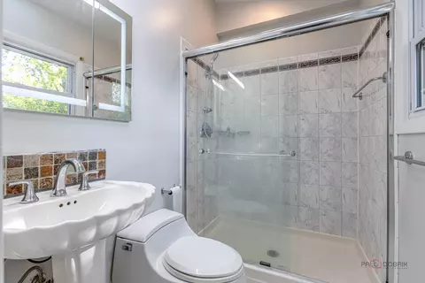 Bath - 533 Cherry Ln, Glenview, IL 60025 photo 1 of 2