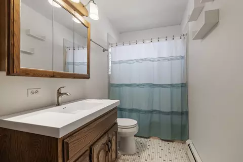 Bath - 15340 Maple Dr, Oak Forest, IL 60452 photo 1 of 2