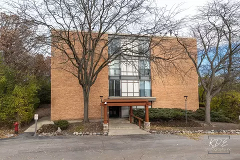 5830 Oakwood Dr #4F, Lisle, IL 60532