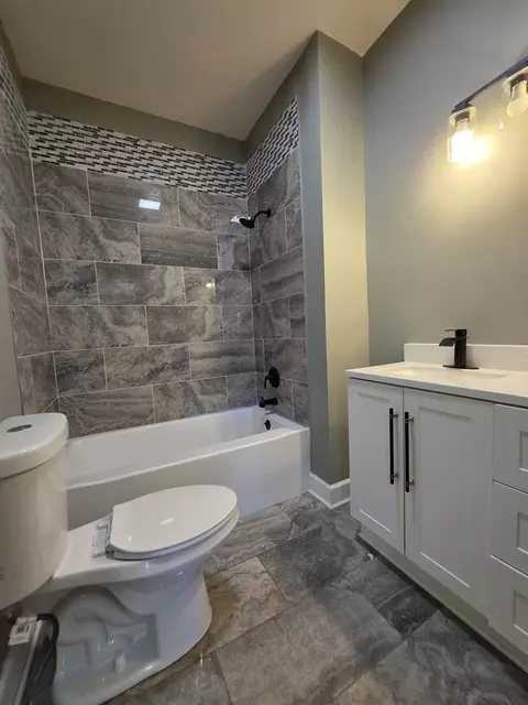 Bath - 286 Hamilton Ave, Elgin, IL 60123 photo 1 of 2