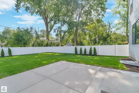 Exterior - 705 Glendale Rd, Glenview, IL 60025 photo 3 of 5