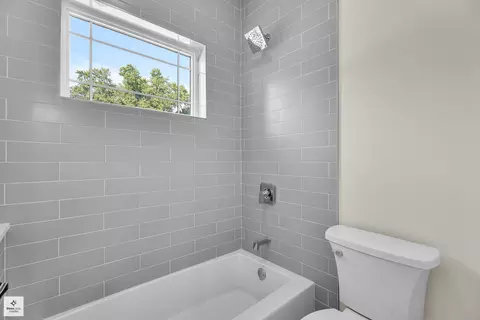 Bath - 705 Glendale Rd, Glenview, IL 60025 photo 5 of 7