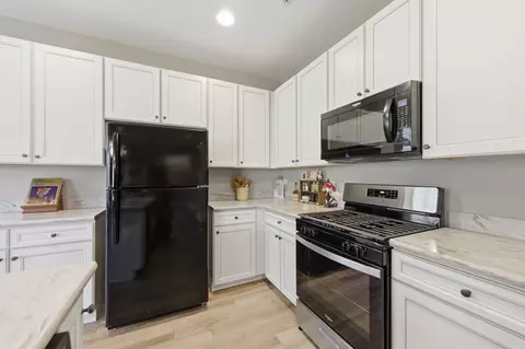 Kitchen - 2260 Indigo Dr, Algonquin, IL 60102 photo 2 of 2