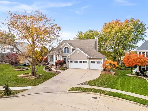 8 Burgundy Ct, Bloomington, IL 61704