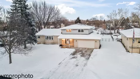 1414 W Vine St, Arlington Heights, IL 60005
