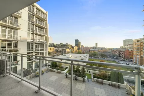 Exterior - 901 W Madison St #603, Chicago, IL 60607 photo 1 of 2