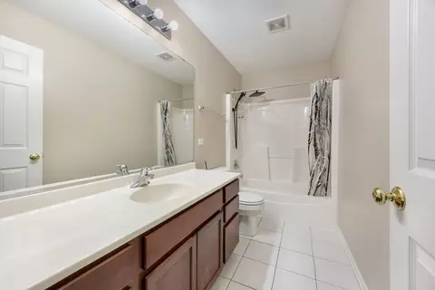 Bath - 2566 Rourke Dr, Aurora, IL 60503 photo 3 of 5