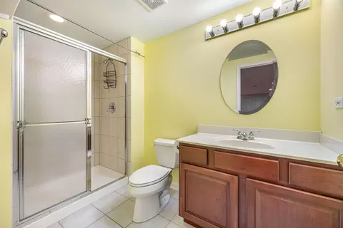 Bath - 2566 Rourke Dr, Aurora, IL 60503 photo 4 of 5