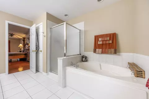 Bath - 2566 Rourke Dr, Aurora, IL 60503 photo 2 of 5