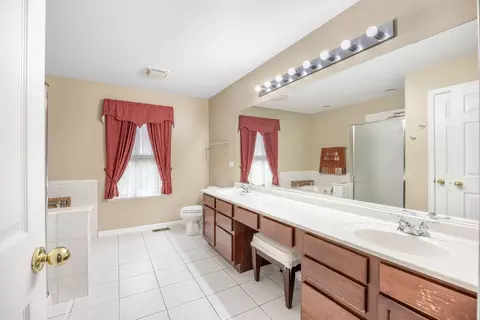 Bath - 2566 Rourke Dr, Aurora, IL 60503 photo 1 of 5