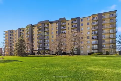 5400 Walnut Ave #208, Downers Grove, IL 60515