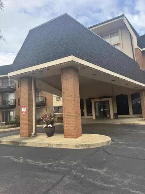 1198 Royal Glen Dr #102, Glen Ellyn, IL 60137