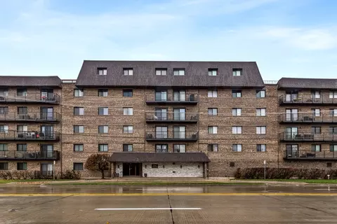 960 S River Rd #410, Des Plaines, IL 60016