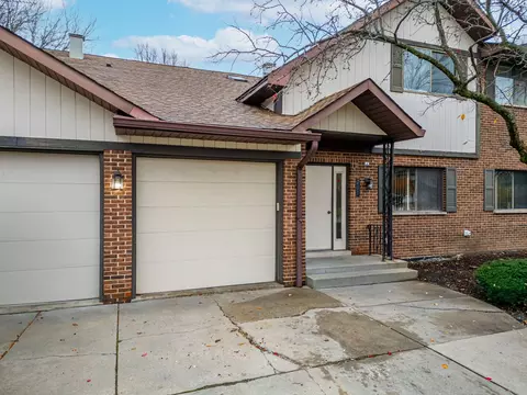 201 Walters Ln #2A, Itasca, IL 60143