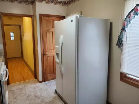 Entry Way - 803 E Illinois St, Freeport, IL 61032 photo 2 of 4