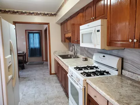 Entry Way - 803 E Illinois St, Freeport, IL 61032 photo 3 of 4