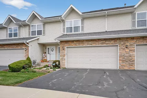 1152 Rose Dr, Sycamore, IL 60178