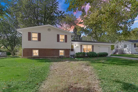 352 Sioux Ln, Carol Stream, IL 60188